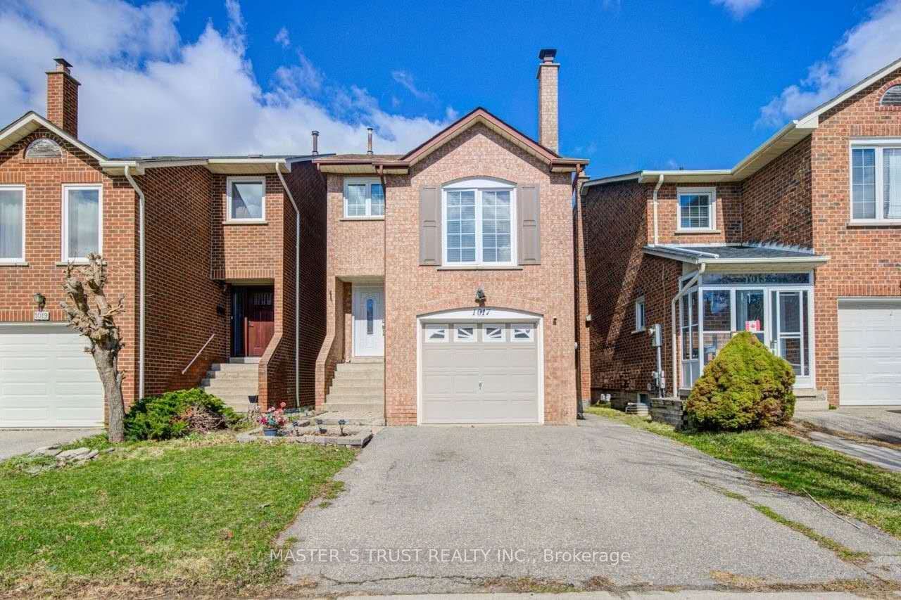 1017 Lucerne Crescent, Mississauga, ON, L5C 3X6