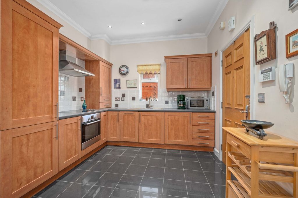 Additional image 3 of 2 bed flat for saleShipston Road, Stratford-Upon-Avon CV37