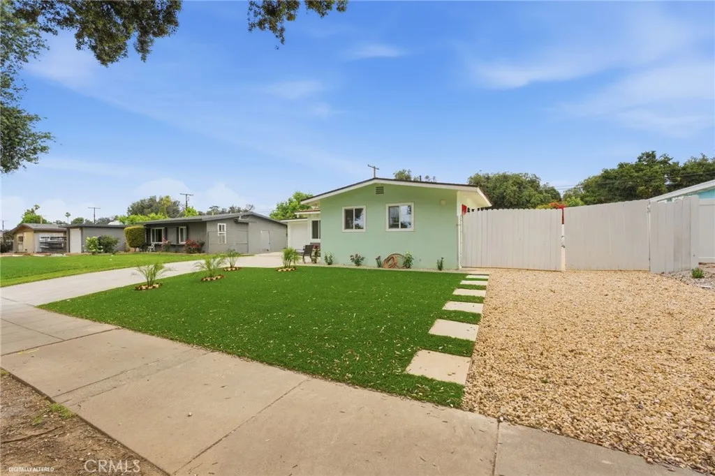 3833 Overland St, Riverside, CA 92503 photo 2