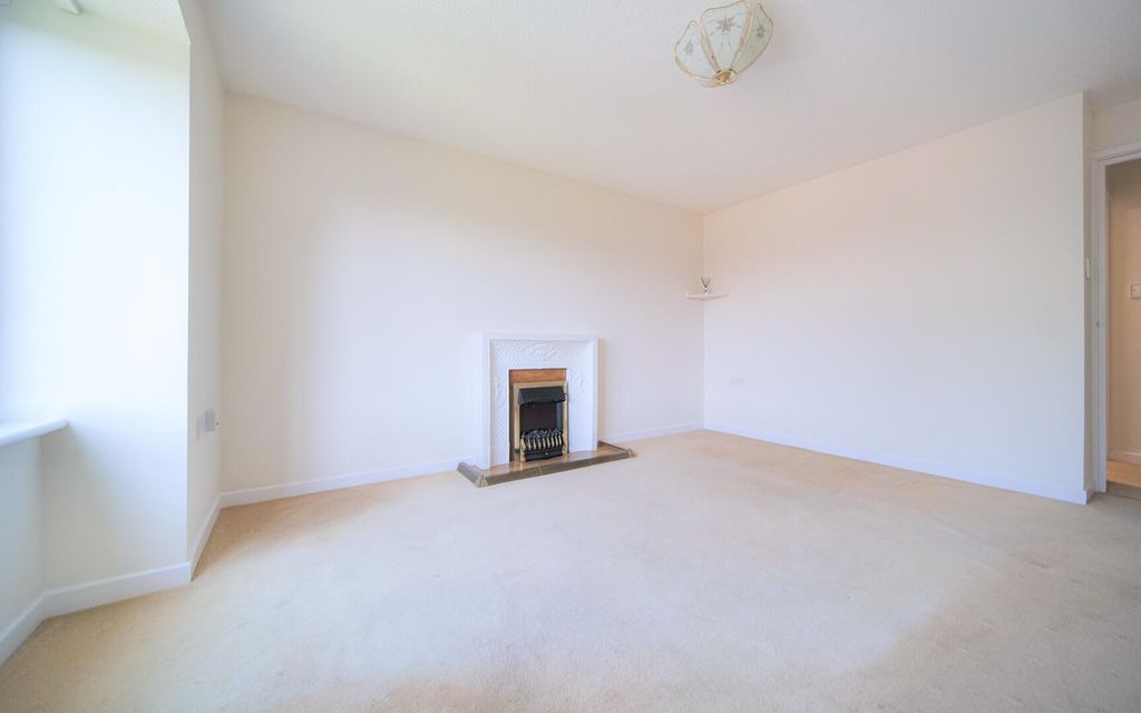 2 bed flat for saleCrown House, Melksham SN12 photo 4