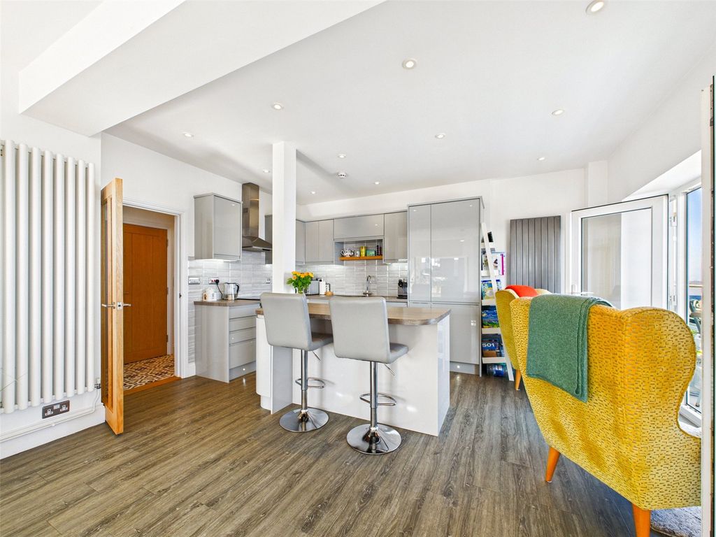 Additional image 17 of 2 bed flat for saleUndercliff Road West, Felixstowe, Suffolk IP11
