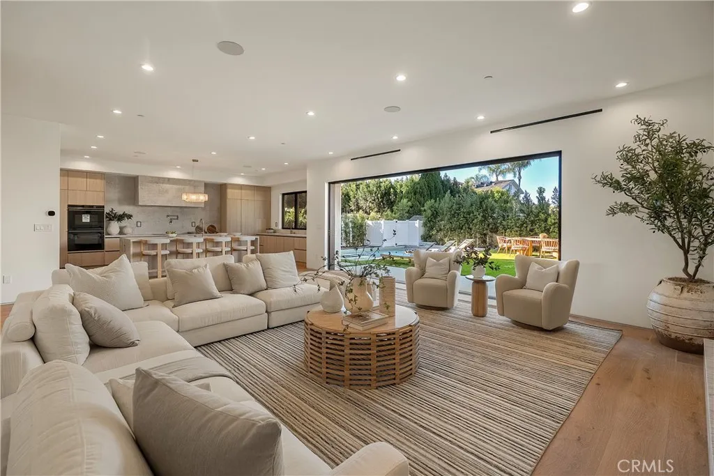 15451 Camarillo Street, Sherman Oaks, CA 91403 photo 3