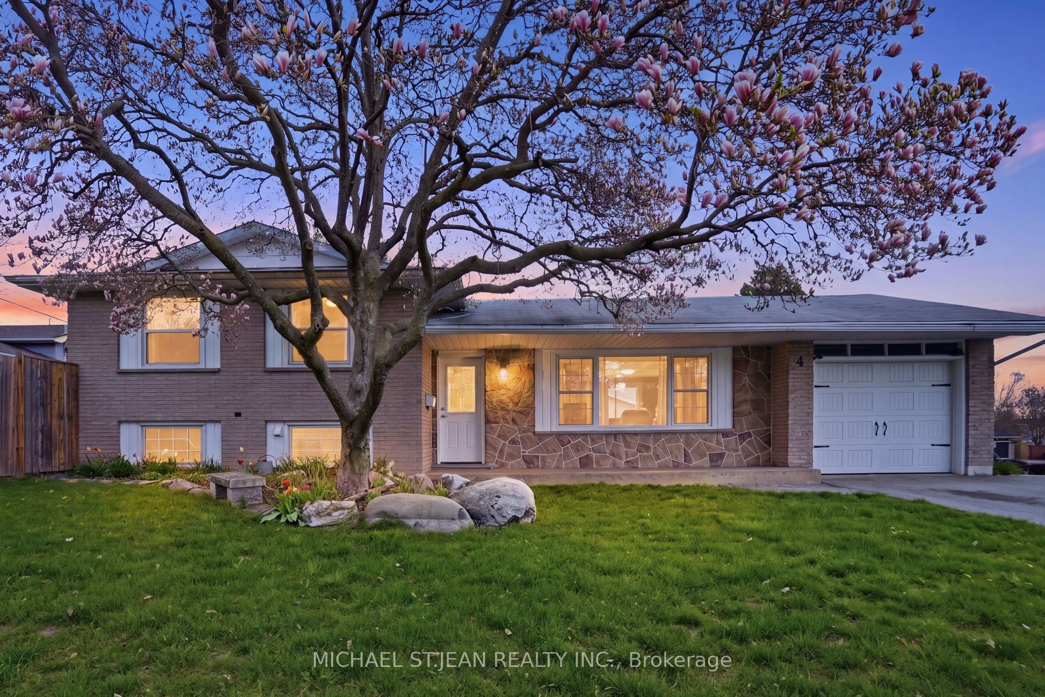 4 Clifton Downs Road, Hamilton, ON, L9C 2P2