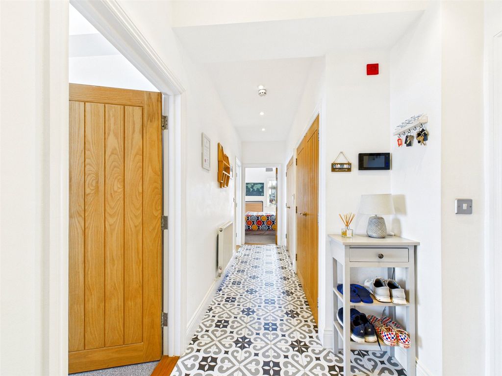 Additional image 16 of 2 bed flat for saleUndercliff Road West, Felixstowe, Suffolk IP11