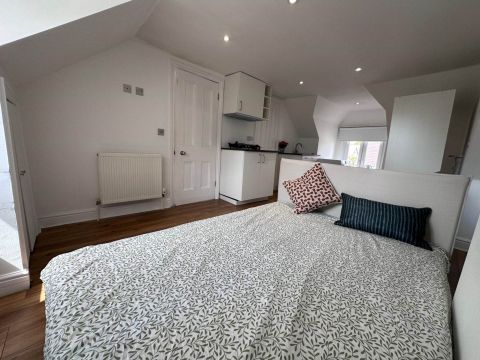 Gordon Road, London W13, Studio to rent