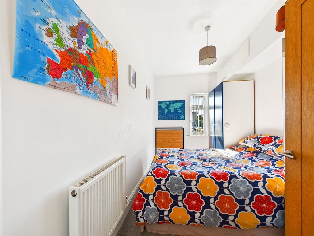 Additional image 15 of 2 bed flat for saleUndercliff Road West, Felixstowe, Suffolk IP11