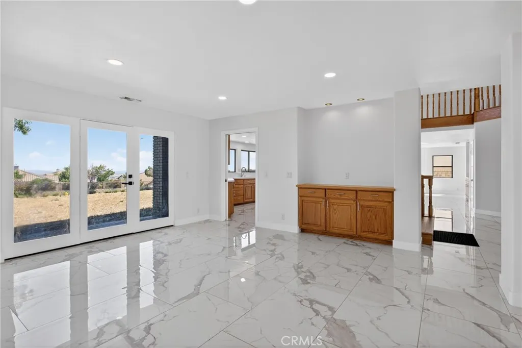 6841 Granada Dr, Palmdale, CA 93551 photo 5