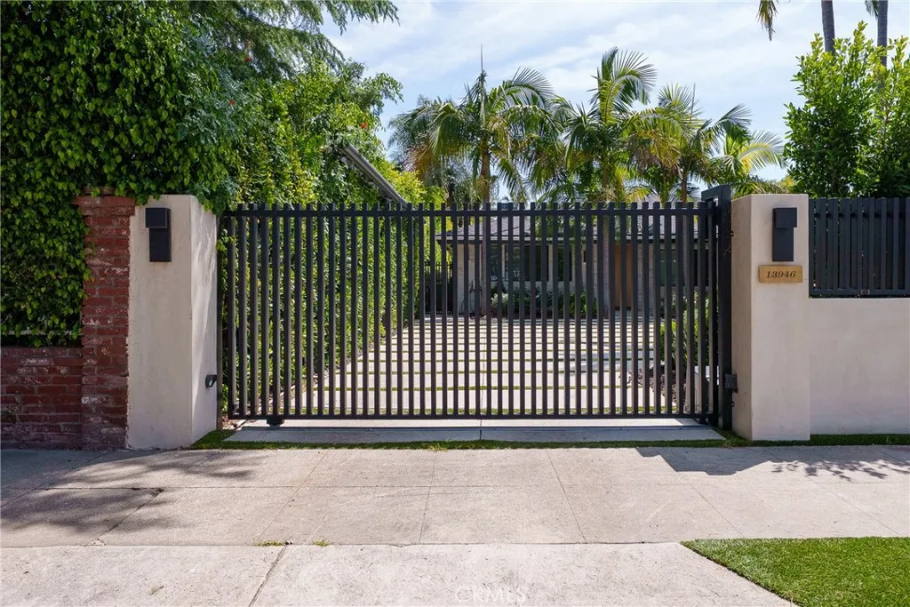13946 Chandler Blvd, Sherman Oaks, CA 91401 photo 2