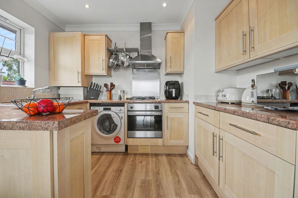 Additional image 5 of 2 bed flat for sale49 Cobden Avenue, Bitterne Park SO18
