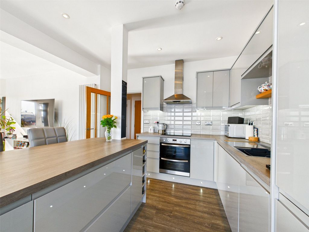Additional image 5 of 2 bed flat for saleUndercliff Road West, Felixstowe, Suffolk IP11