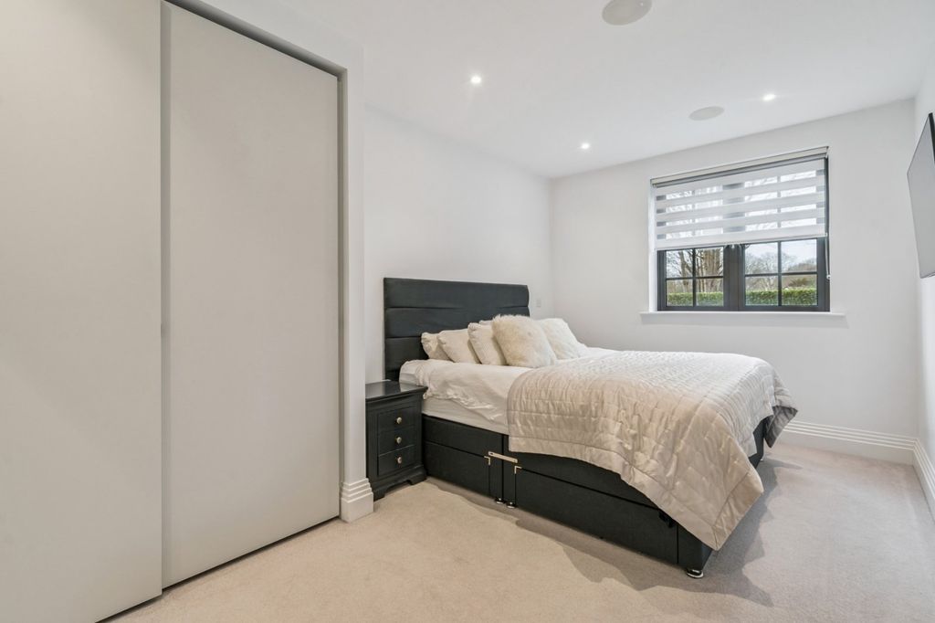 Additional image 8 of 2 bed flat for saleGlen Island, Taplow, Maidenhead, Buckinghamshire SL6