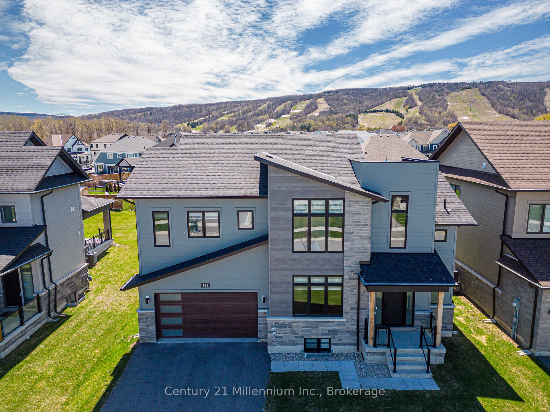 111 Stoneleigh Drive, Blue Mountains, ON, L9Y 4P5