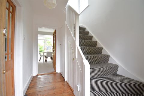 Charming House On Southmead Road, Westbury-On-Trym BS10