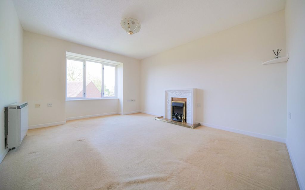 2 bed flat for saleCrown House, Melksham SN12 photo 3