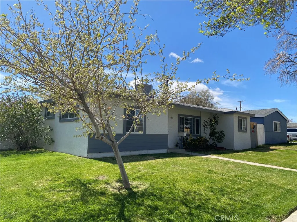 646 E Nugent St, Lancaster, CA 93535 photo 2