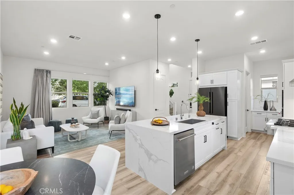 120 Frame, Irvine, CA 92618 photo 2