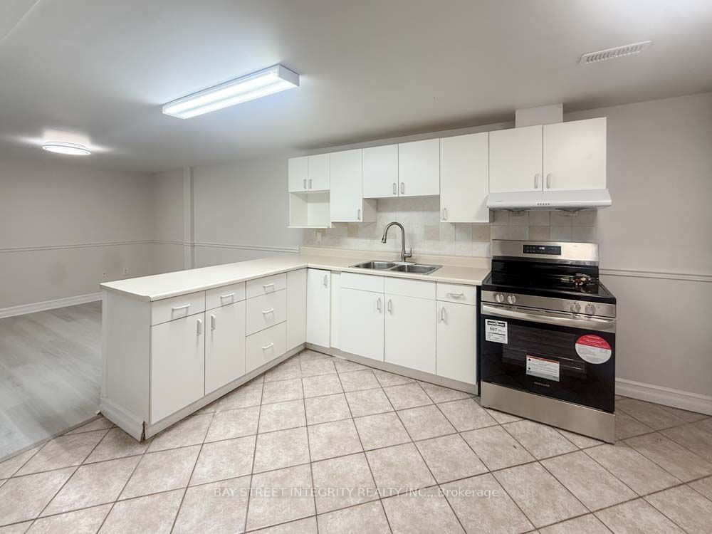 Lower-130 Kingslake Road, Toronto, ON, M2J 3G1