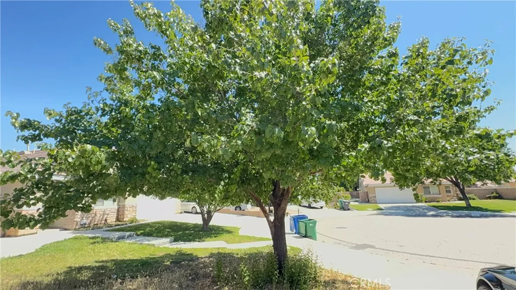 555 Koufax Dr, Lancaster, CA 93535