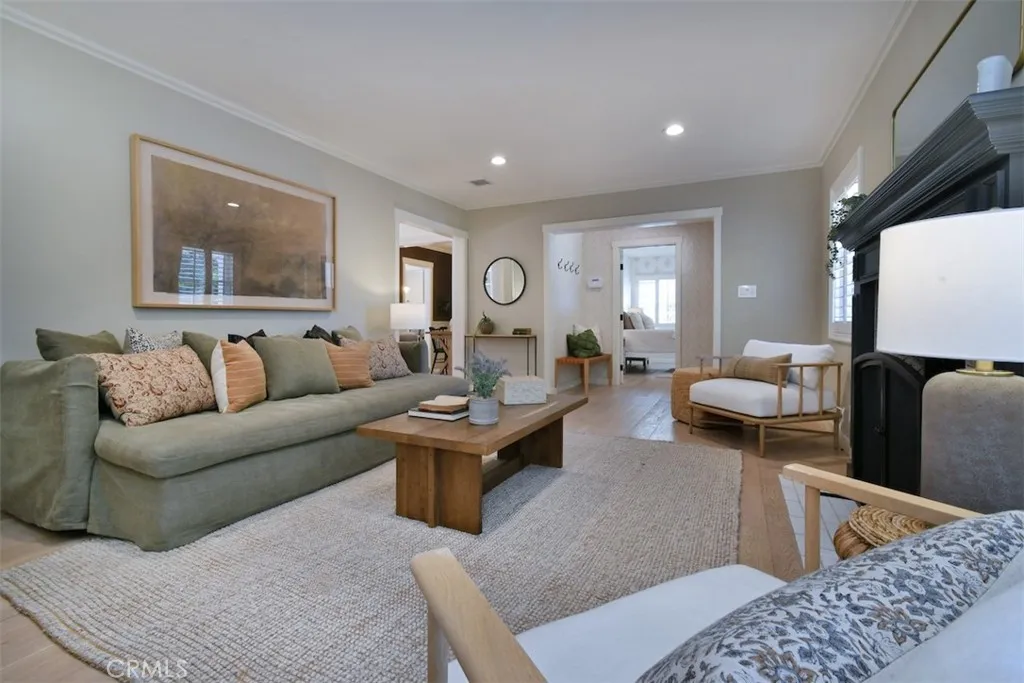 4242 Saugus Ave, Sherman Oaks, CA 91403 photo 4