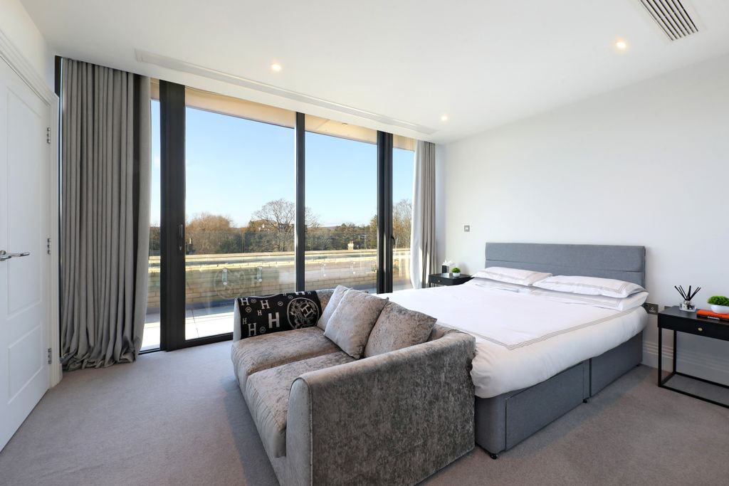 Additional image 12 of 4 bed flat for sale24 Glen Island Taplow, Maidenhead SL6