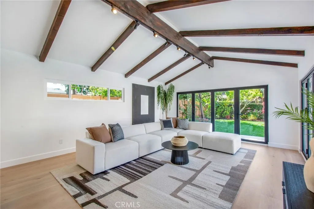 Additional image 16 of 305 Robinhood Ln, Costa Mesa, CA 92627