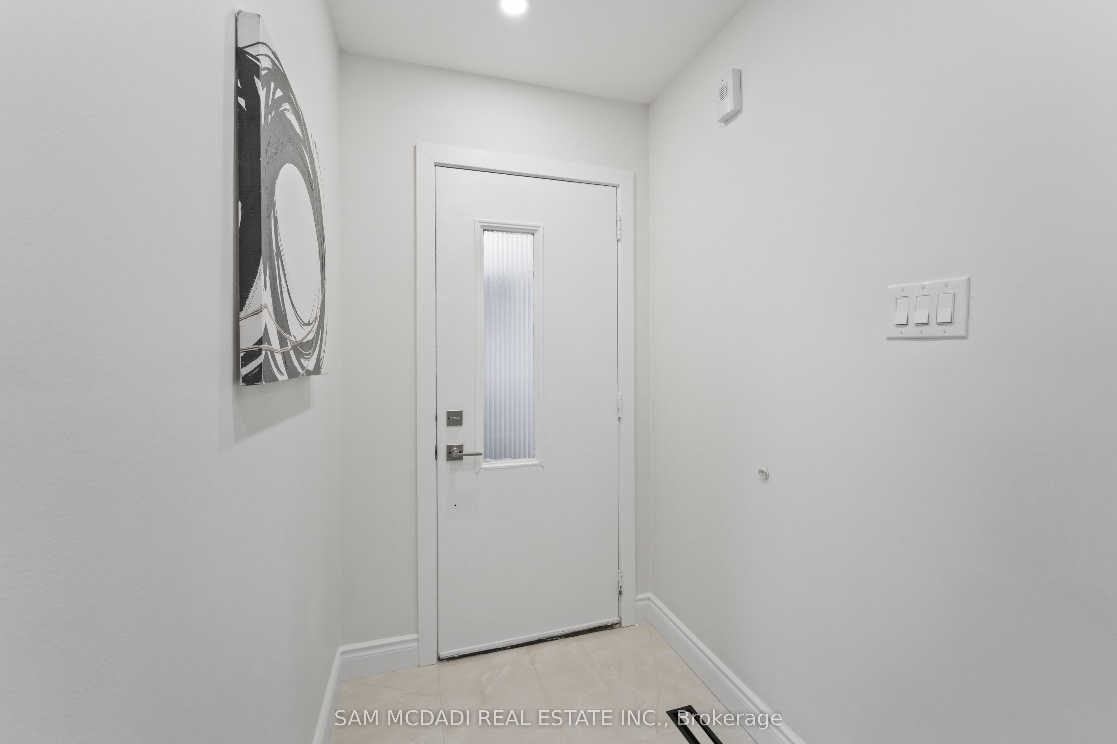 Additional image 2 of 19 Shalom Crescent, Toronto, ON, M9V 4J3