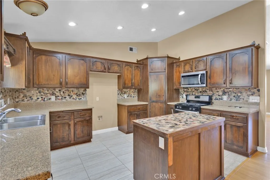 Additional image 70 of 10768 10th Ave, Hesperia, CA 92345