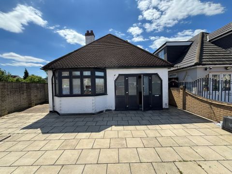 Ewellhurst Road, Clayhall IG5, Block of flats to rent