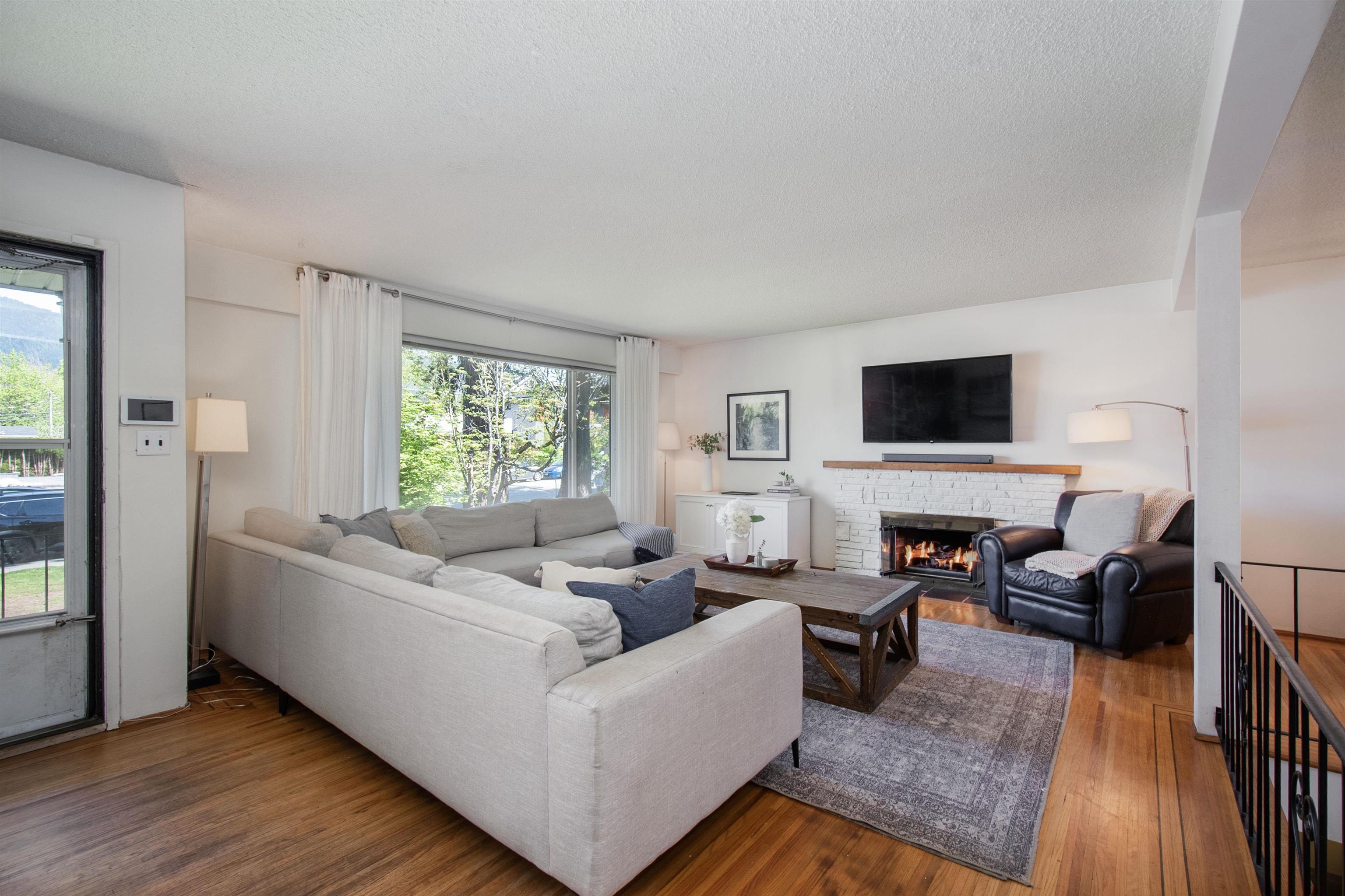 Additional image 2 of 361 19th Street W, North Vancouver, BC, V7M 1X7