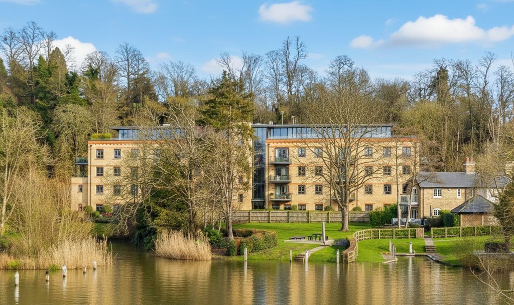 2 bed flat for saleGlen Island, Taplow, Maidenhead, Buckinghamshire SL6