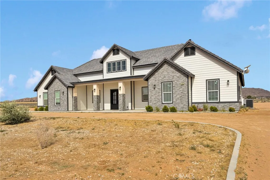 16979 Nanticoke Rd, Apple Valley, CA 92307 photo 2