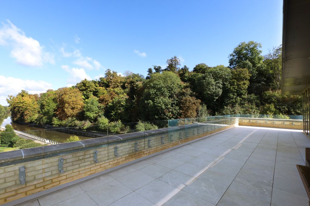 Additional image 23 of 4 bed flat for sale24 Glen Island Taplow, Maidenhead SL6