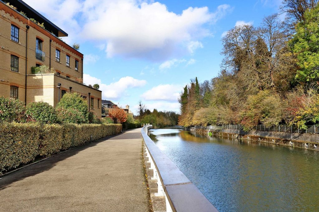 Additional image 4 of 2 bed flat for saleGlen Island, Taplow, Maidenhead, Buckinghamshire SL6