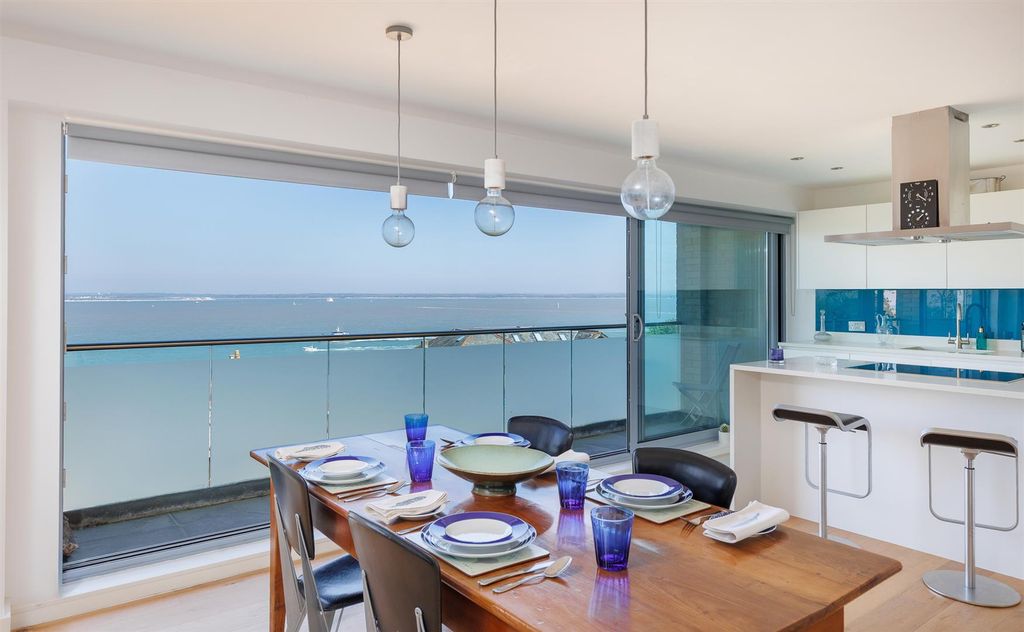 Additional image 8 of 3 bed flat for saleCowes, Isle Of Wight PO31