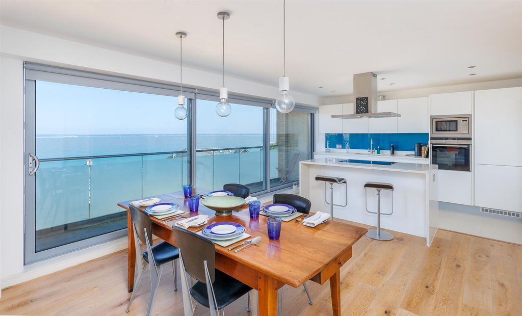 Additional image 5 of 3 bed flat for saleCowes, Isle Of Wight PO31