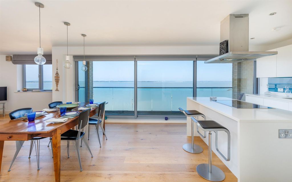 Additional image 2 of 3 bed flat for saleCowes, Isle Of Wight PO31