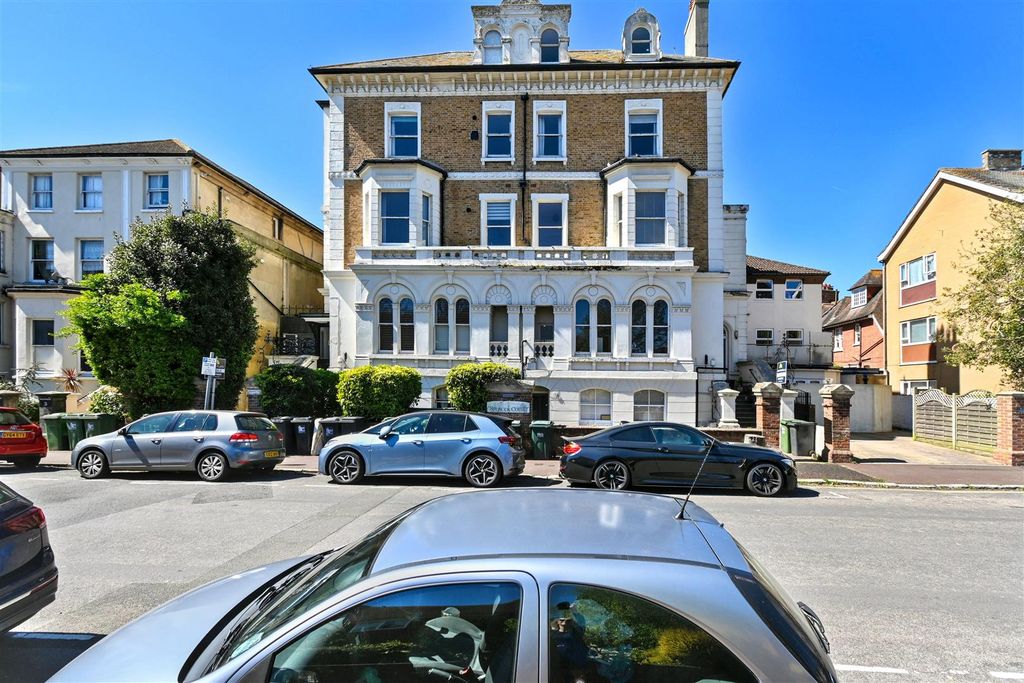 2 bed flat for saleSpencer Road, Eastbourne BN21