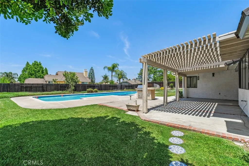 6437 Jaguar Dr, Riverside, CA 92506 photo 3
