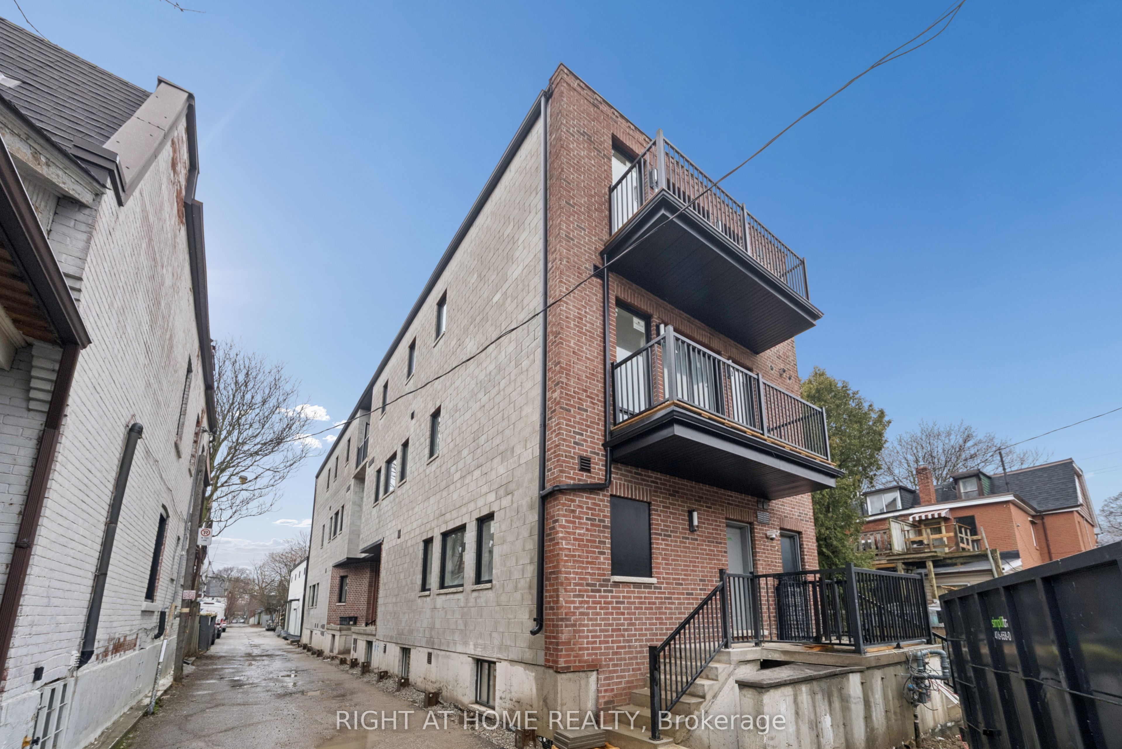 6-91 Barton Avenue, Toronto, ON, M6G 1P7