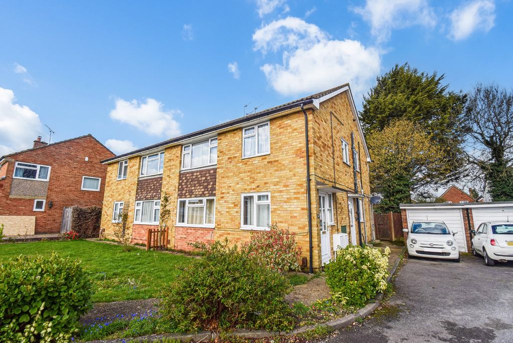 2 bed maisonette for saleMaypole Road, Taplow, Buckinghamshire SL6