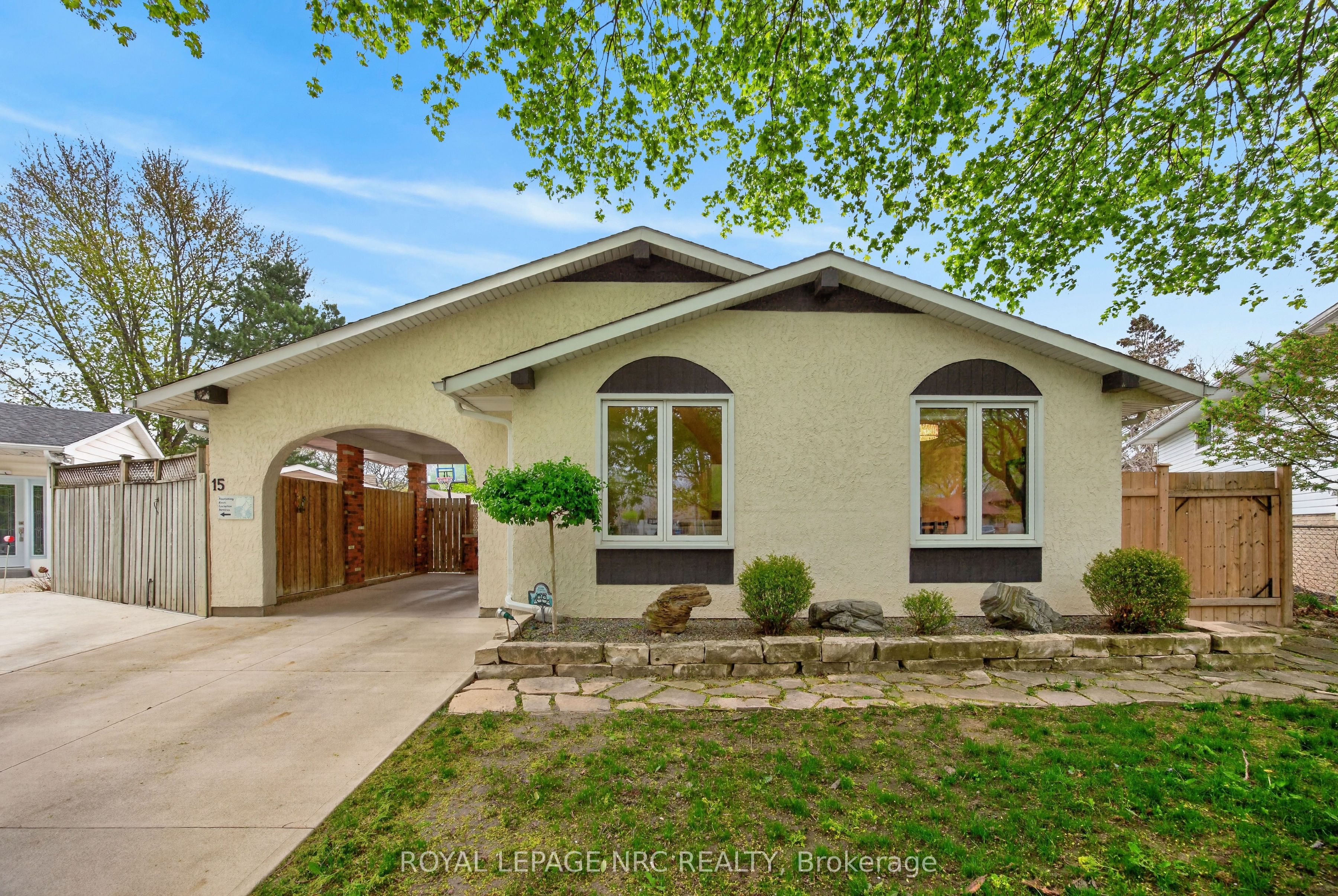 15 Carousel Circle, St. Catharines, ON, L2N 6C9
