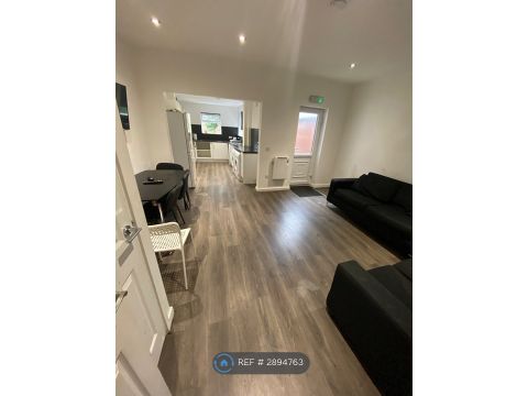 Strawberry Road, Salford M6, Room to rent