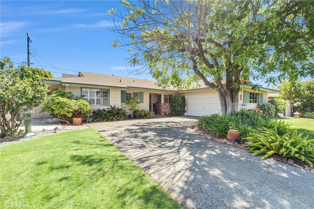 256 E Monterey Rd, Corona, CA 92879 photo 2