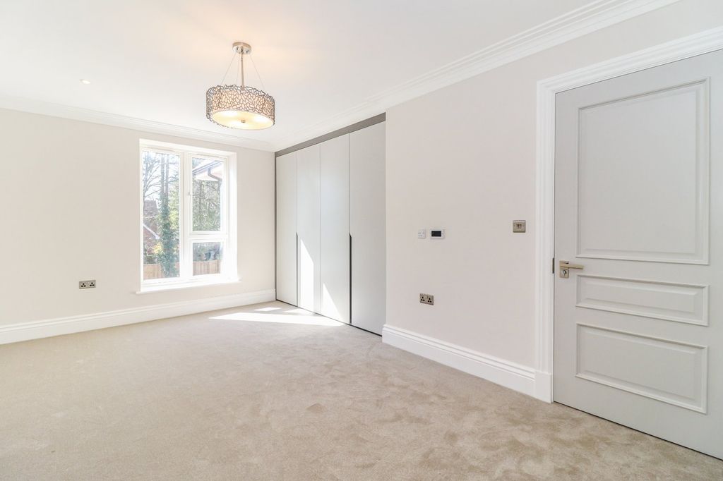 Additional image 3 of 3 bed flat for saleGregories Road, Beaconsfield HP9