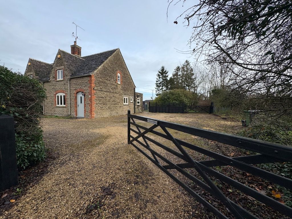 3 bed semi-detached house for saleSiddington, Cirencester, Gloucestershire GL7