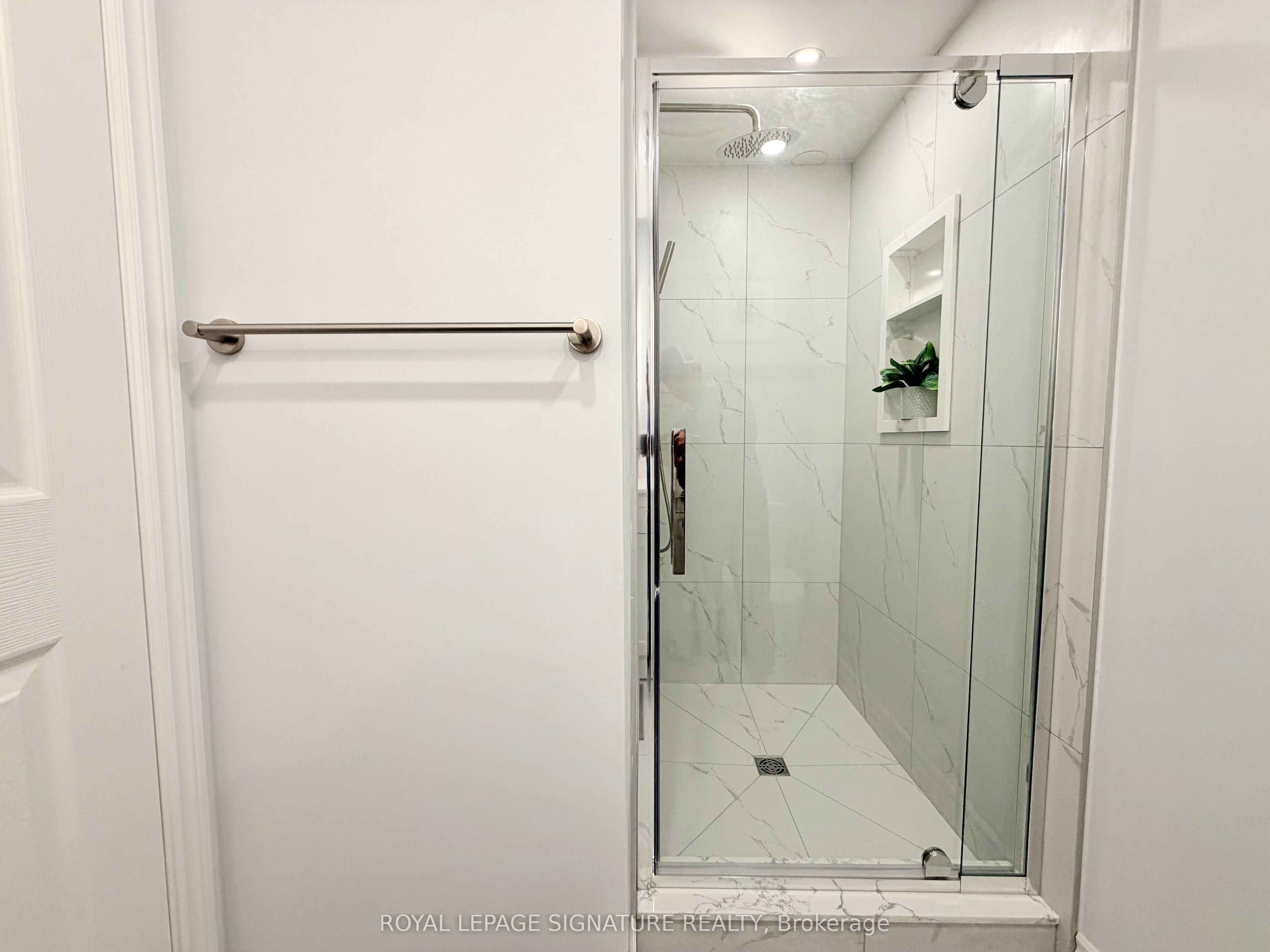 Additional image 3 of Room 2-450 Abington Avenue, Mississauga, ON, L5A 1L7