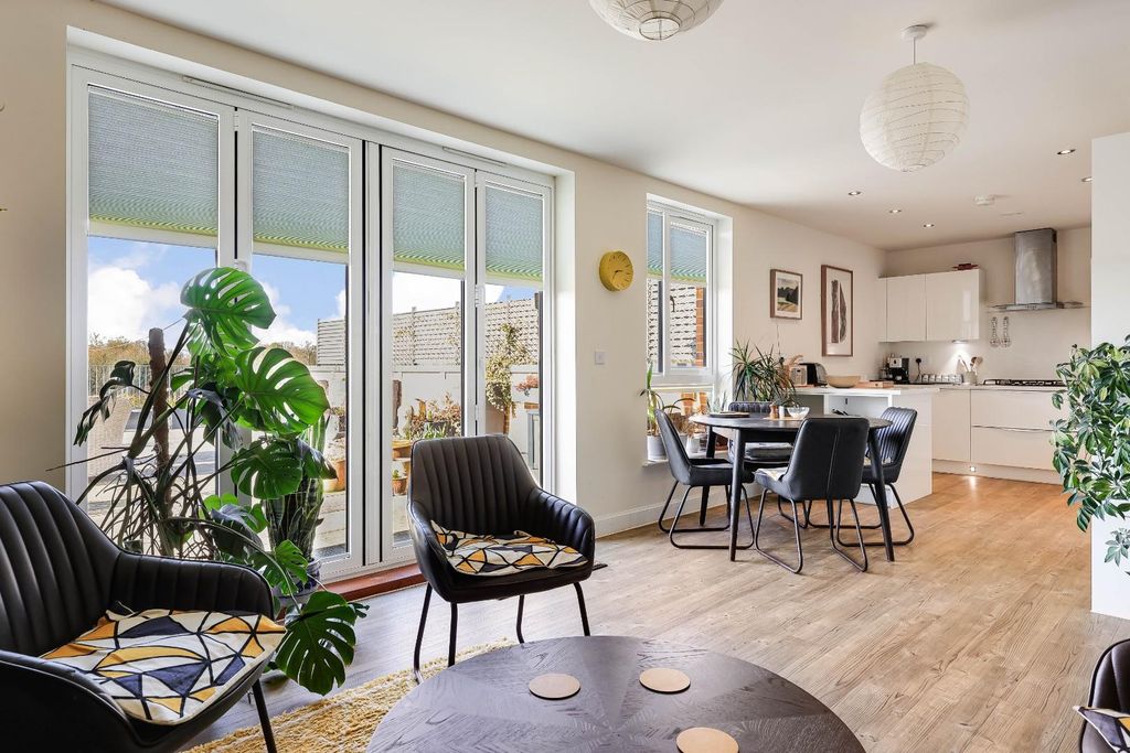 Additional image 2 of 3 bed flat for saleRenard Way, Trumpington, Cambridge CB2