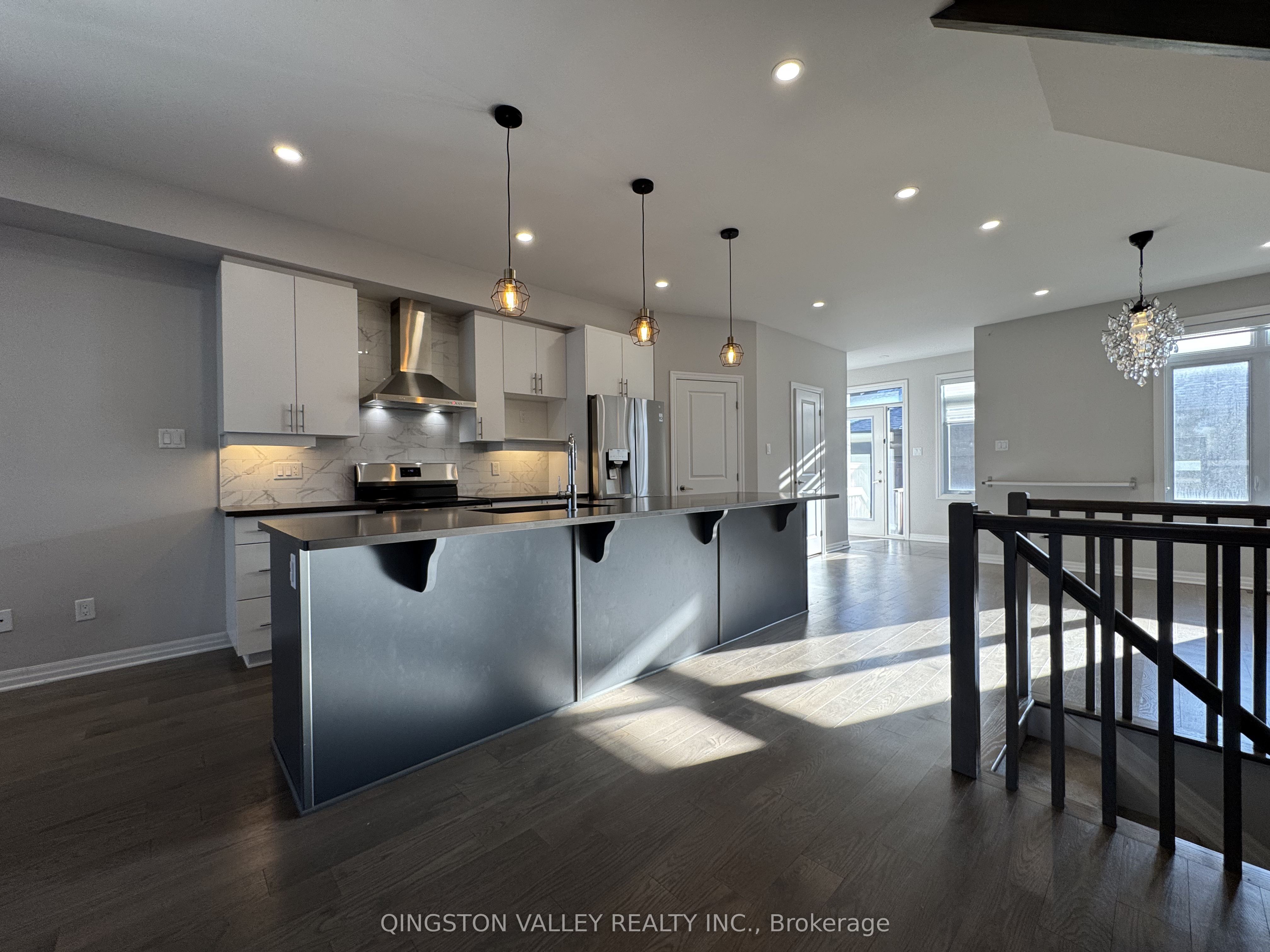 Additional image 5 of 646 Mikinak Road, Ottawa, ON, K1K 2G8