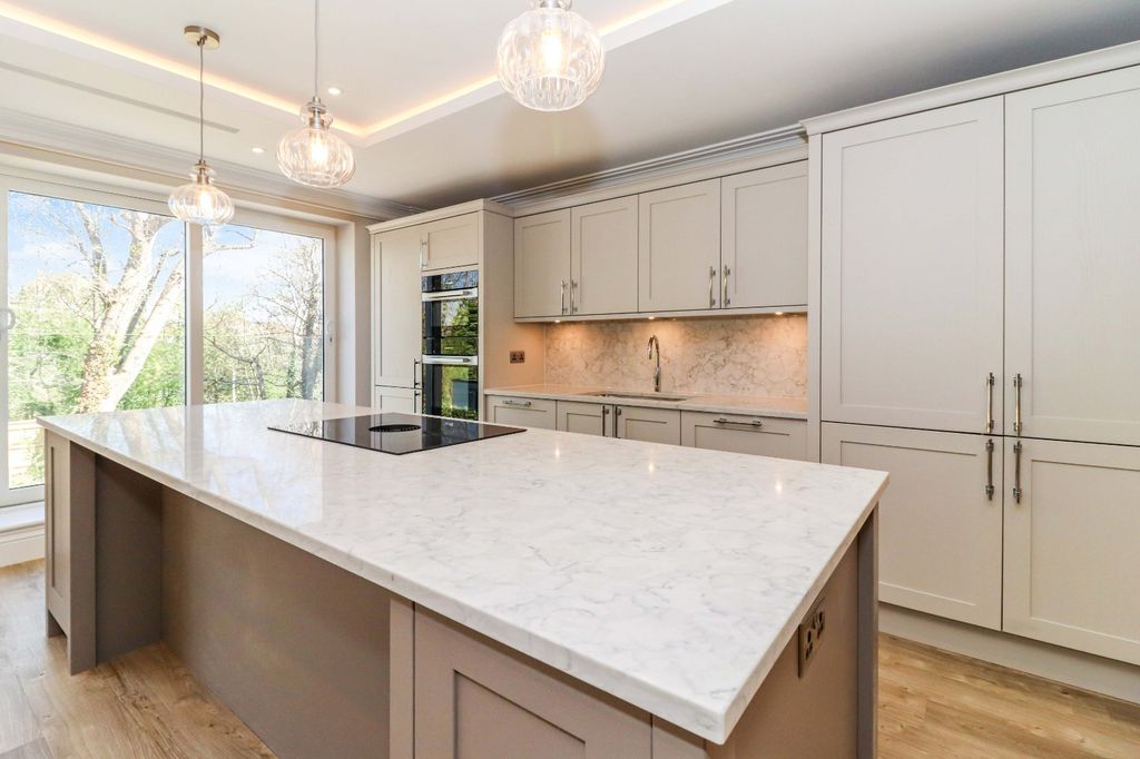 Additional image 2 of 3 bed flat for saleGregories Road, Beaconsfield, Buckinghamshire HP9