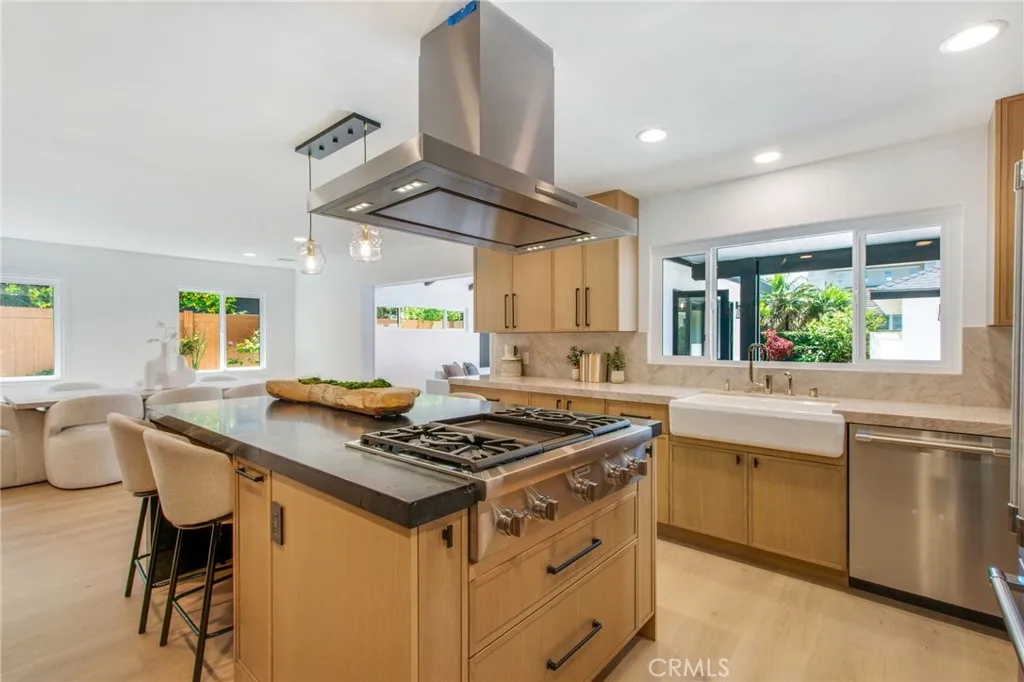 Additional image 8 of 305 Robinhood Ln, Costa Mesa, CA 92627